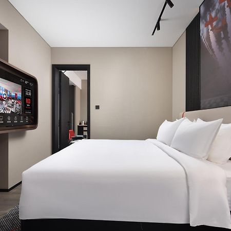 Radisson Red Hotel Zhuhai Gongbei Port Экстерьер фото