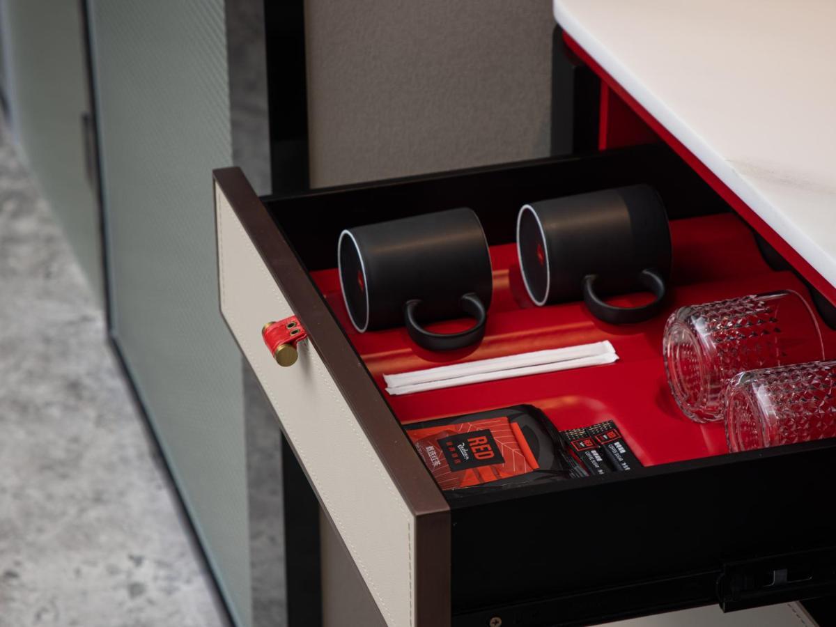 Radisson Red Hotel Zhuhai Gongbei Port Экстерьер фото