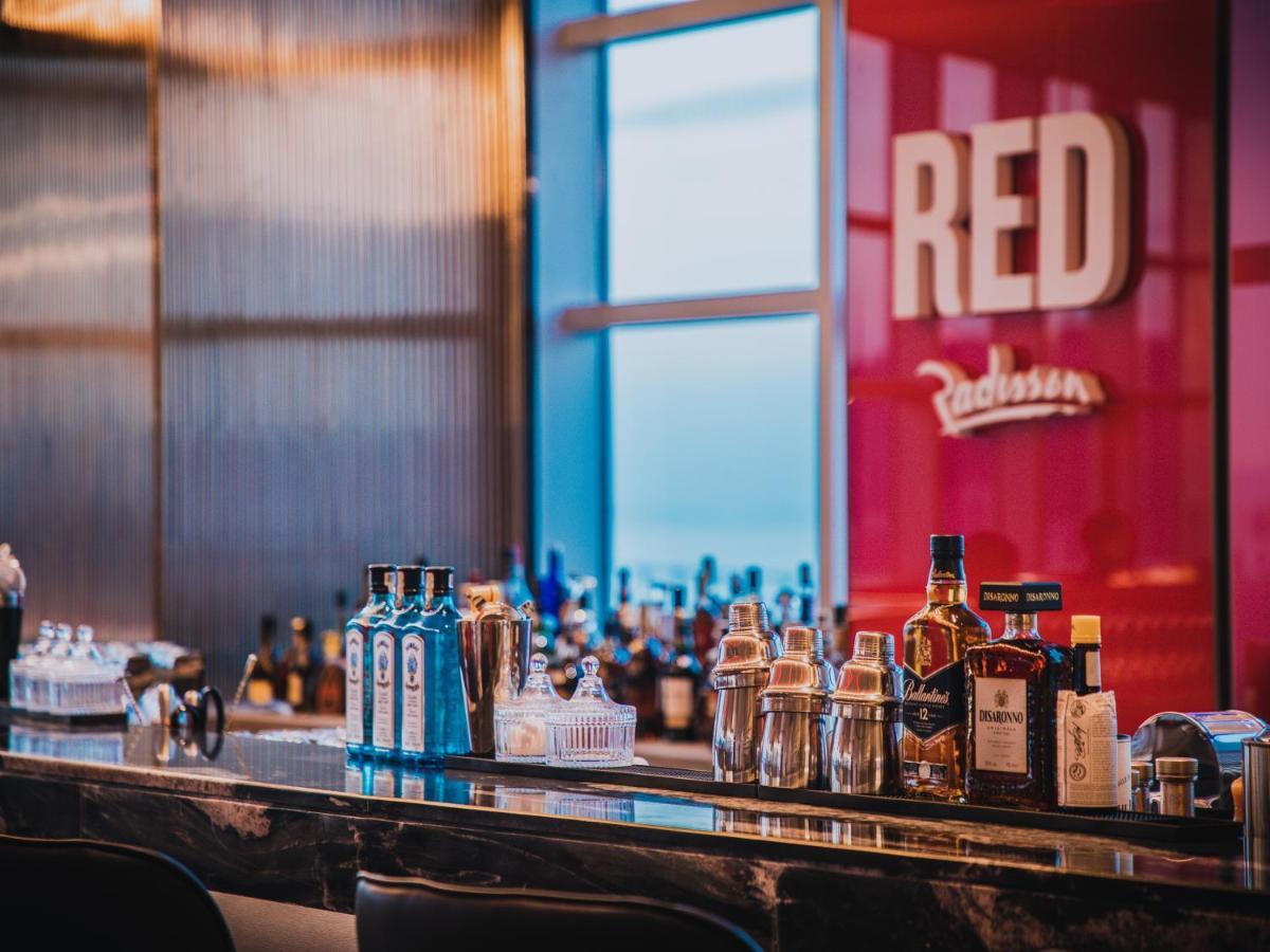Radisson Red Hotel Zhuhai Gongbei Port Экстерьер фото