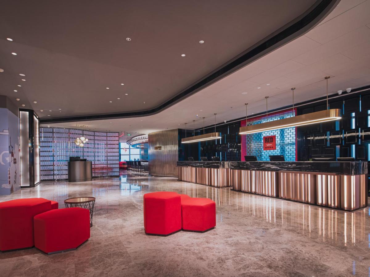 Radisson Red Hotel Zhuhai Gongbei Port Экстерьер фото