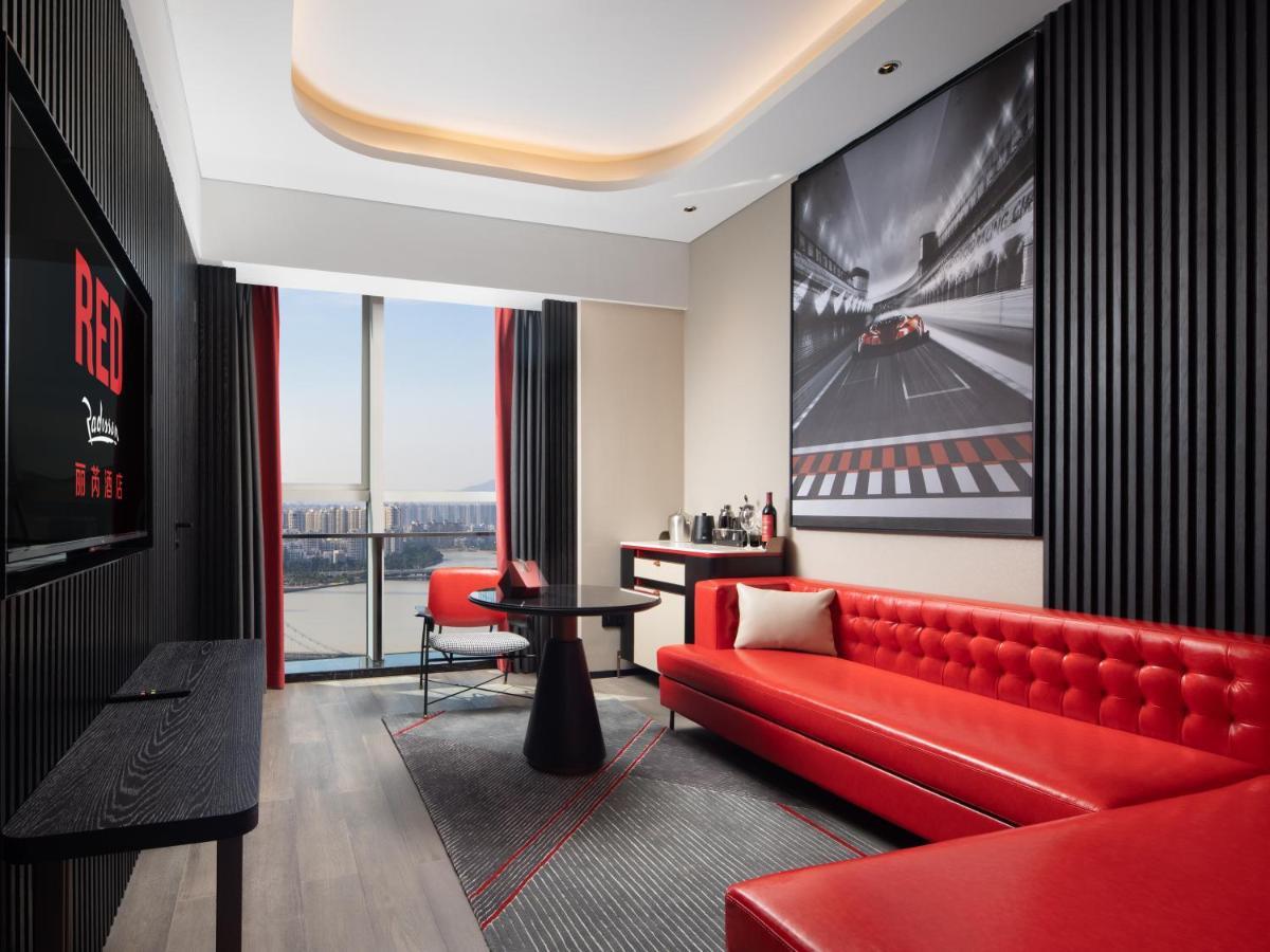 Radisson Red Hotel Zhuhai Gongbei Port Экстерьер фото