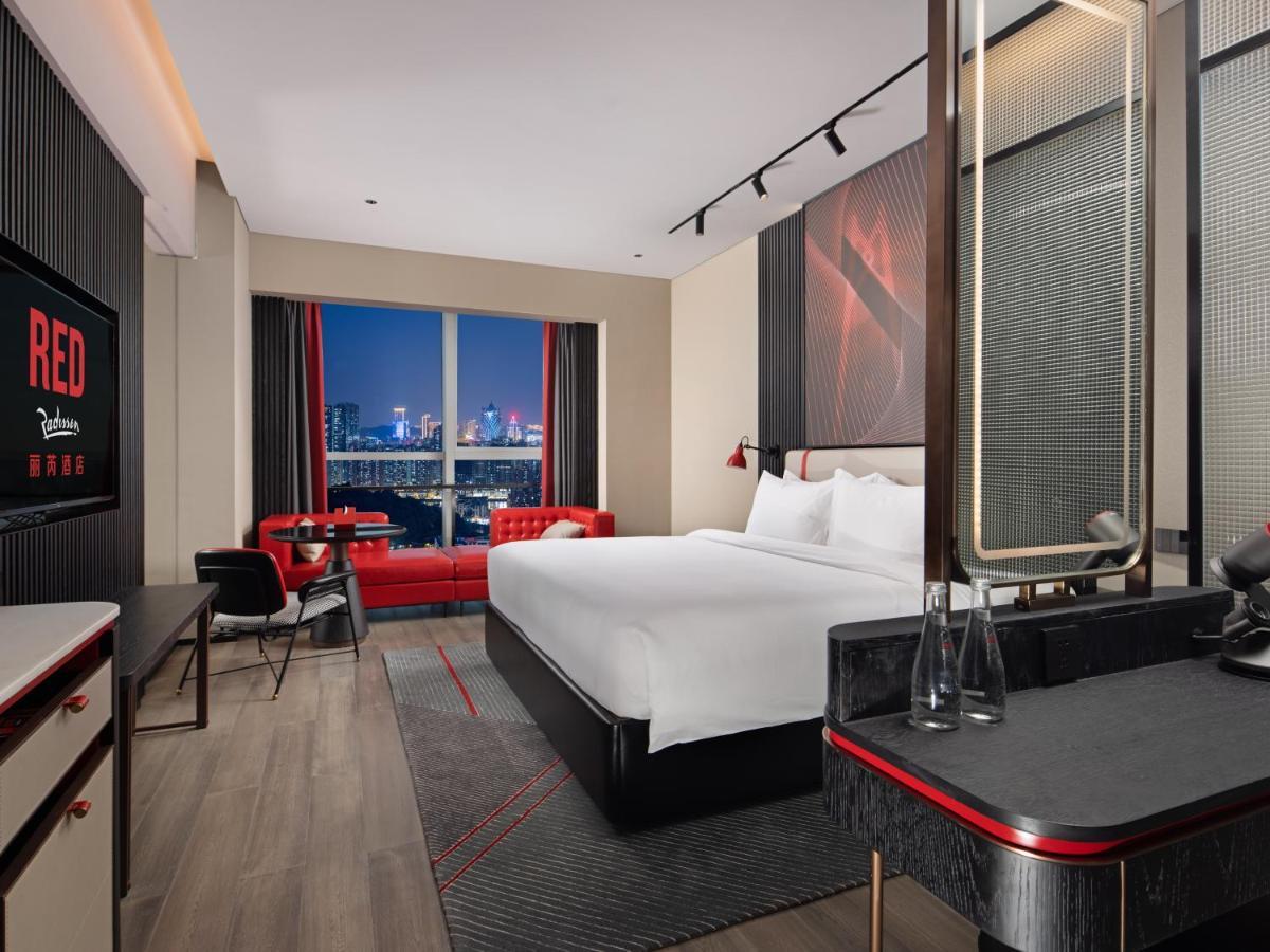 Radisson Red Hotel Zhuhai Gongbei Port Экстерьер фото