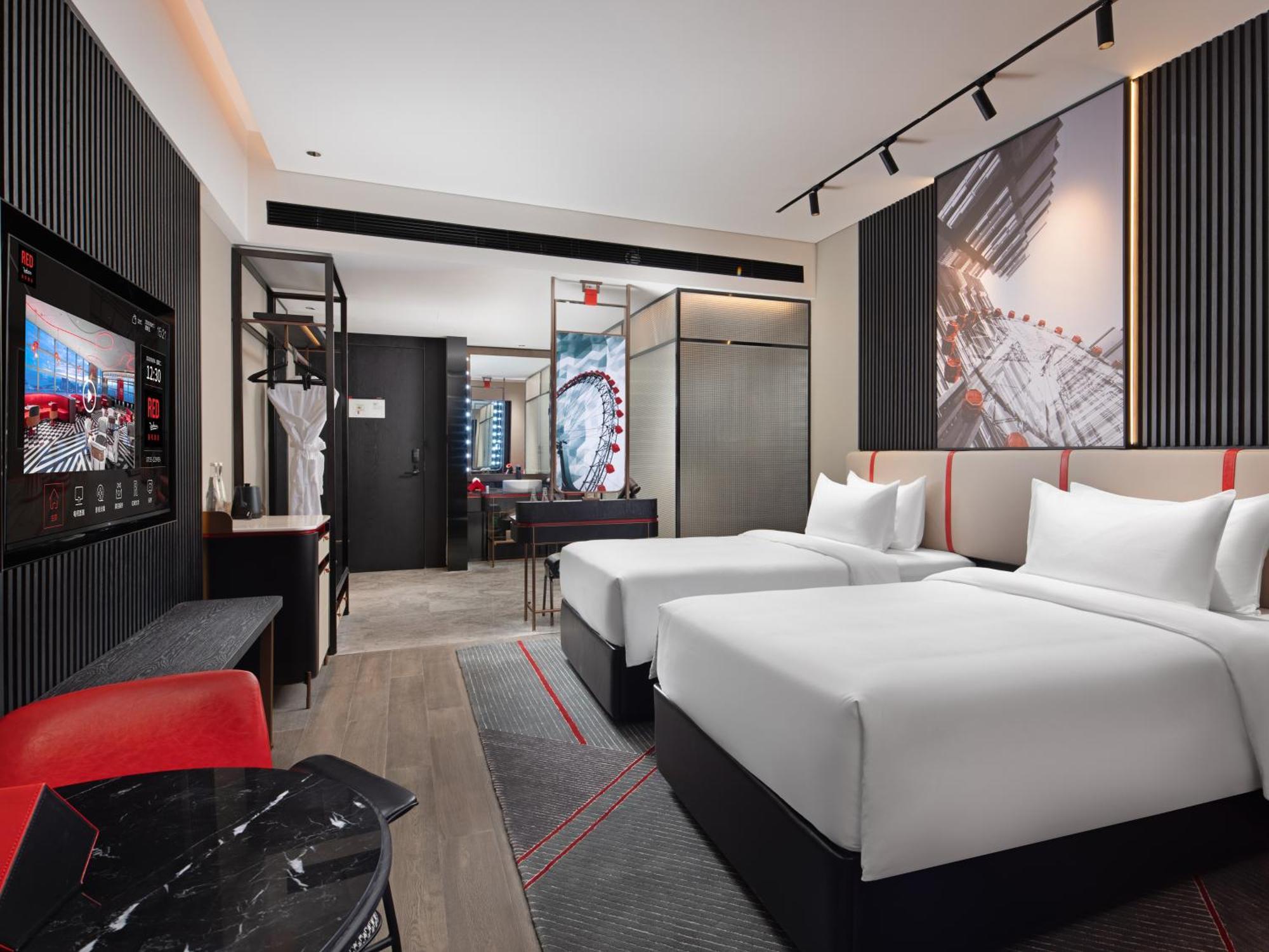 Radisson Red Hotel Zhuhai Gongbei Port Экстерьер фото
