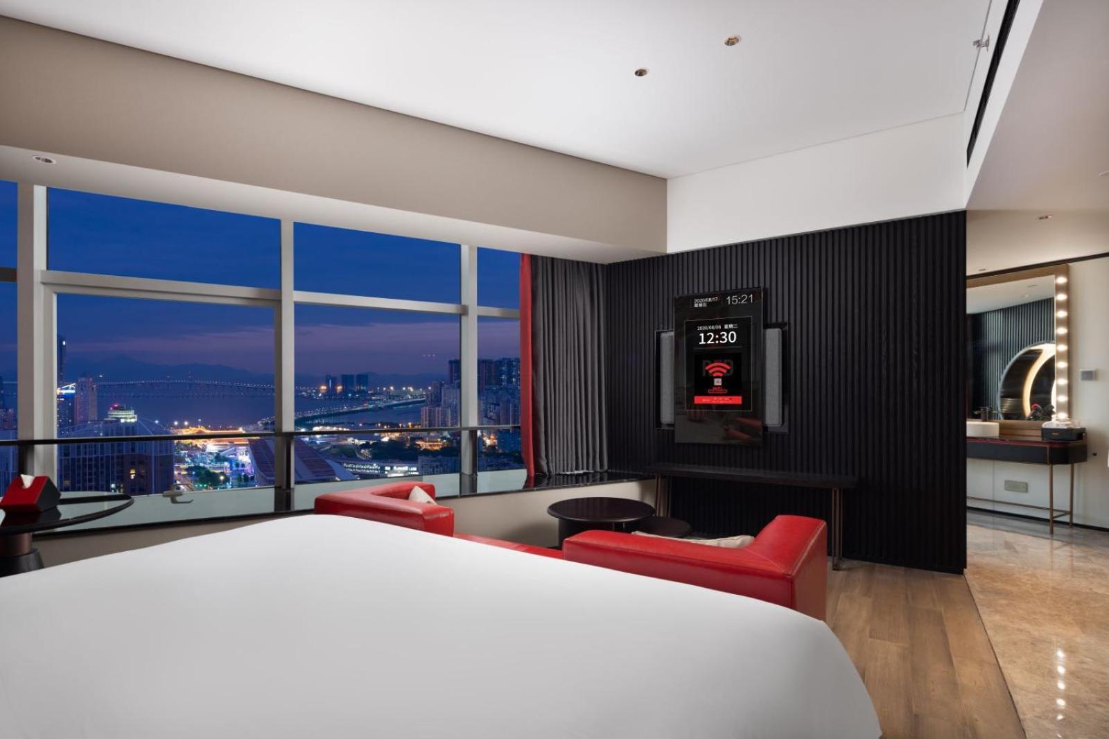 Radisson Red Hotel Zhuhai Gongbei Port Экстерьер фото