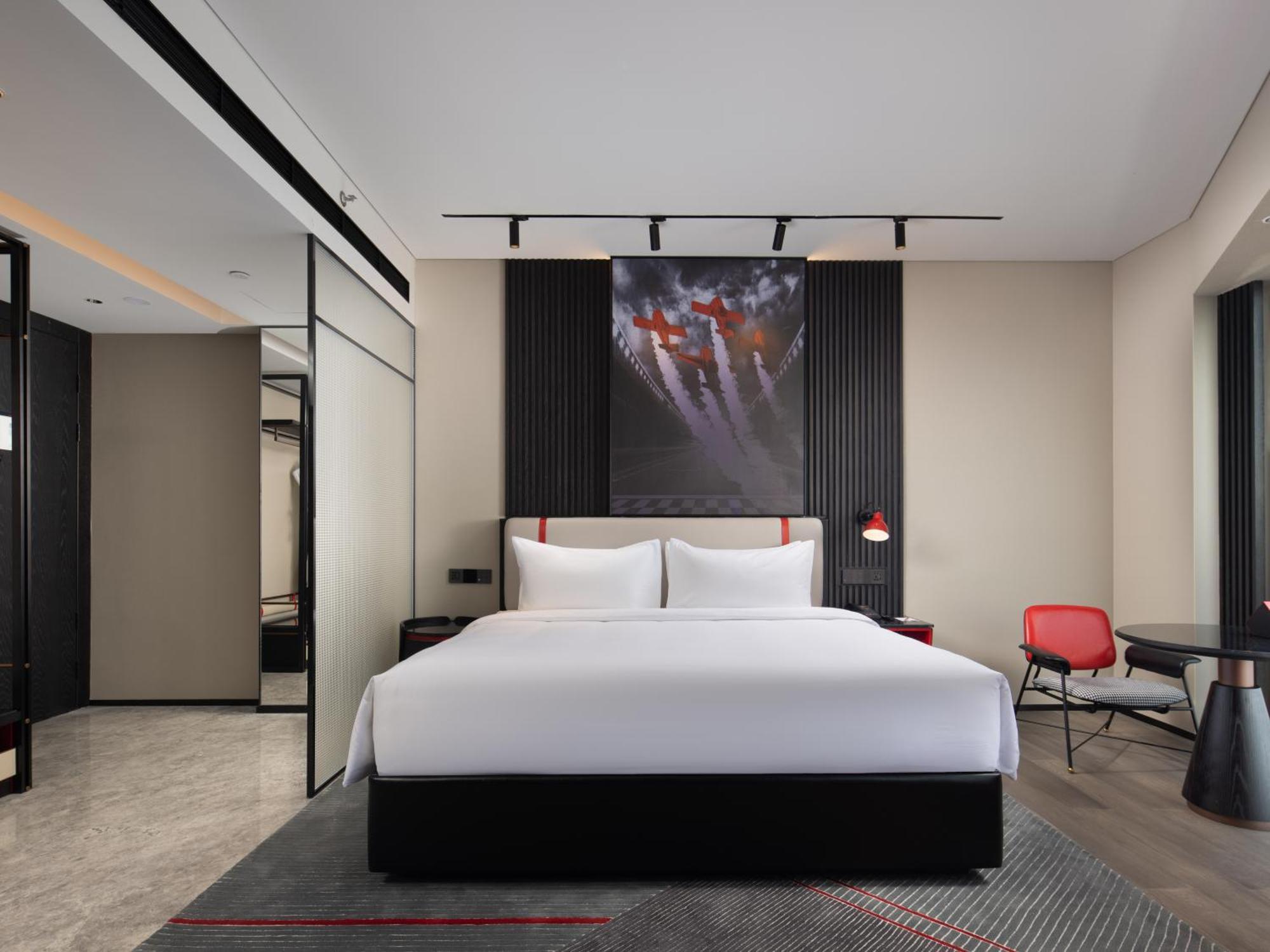 Radisson Red Hotel Zhuhai Gongbei Port Экстерьер фото